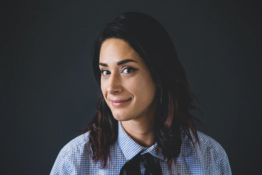Retrato de Camila Oliveira em ambiente claro